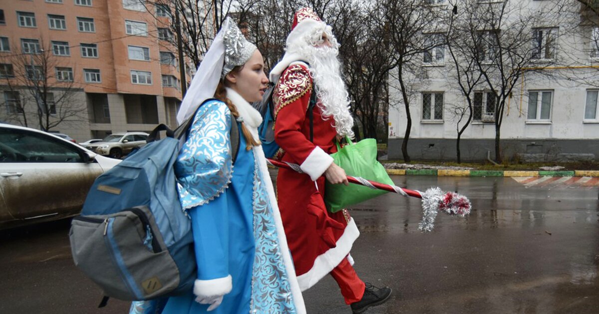 Два деда екатеринбург. Дед Мороз и Снегурочка после новогодних праздников. На Украине запрещают Деда Мороза и снегурочку. На Украине повесили Деда Мороза и снегурочку. Дедушка Мороза на вечер.