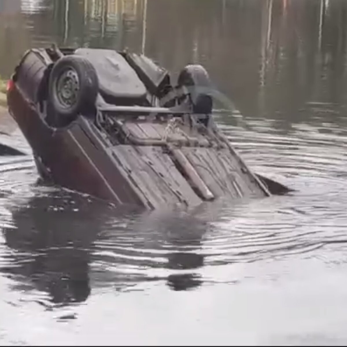 Машина съехала в пруд в районе Внуково – Москва 24, 15.11.2020