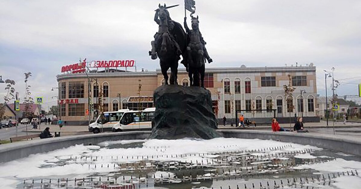 Памятник на вокзале в серпухове