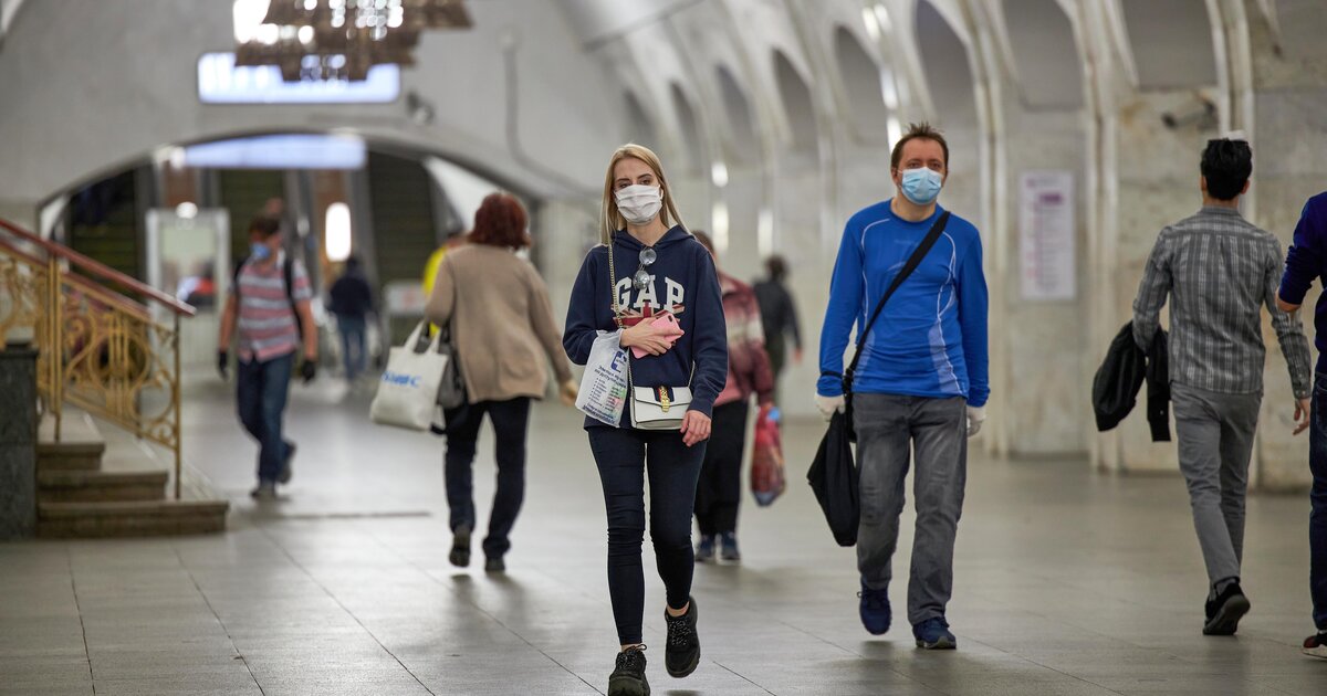 Почти 6. Метро в Москве поездка. Человек который совершает поездку на транспорте. С 27 августа в Москве отменяют. В метро станет свободнее один миллион москвичей.