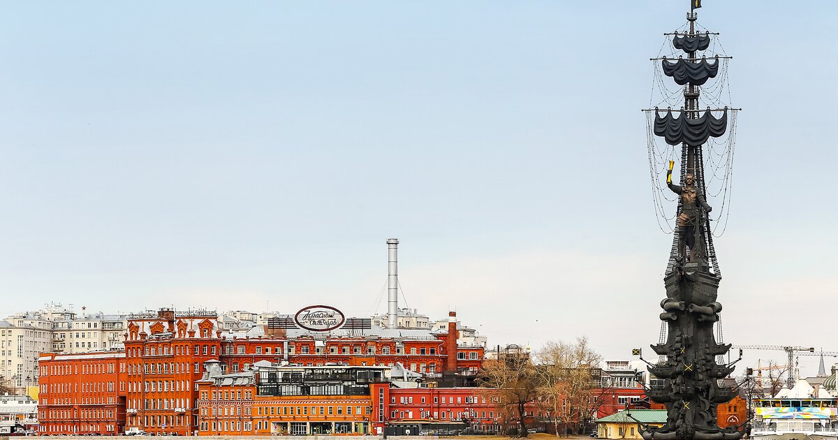 Памятник петру в москве на москве реке