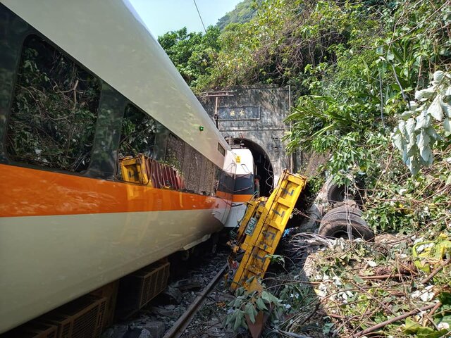 Пассажирский поезд сошел с рельсов на востоке Тайваня