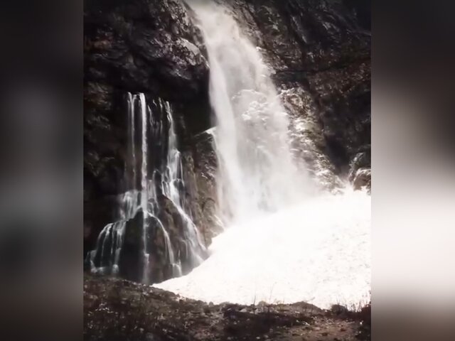Лавина сошла в водопад в Абхазии