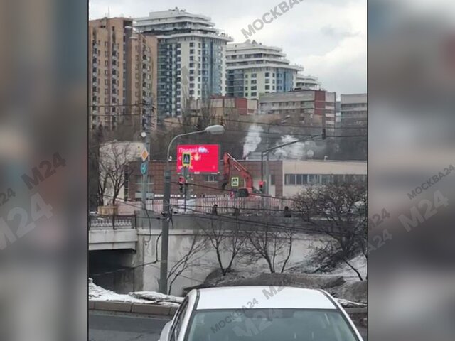 Очевидцы сообщили о пожаре в кафе на Мосфильмовской улице