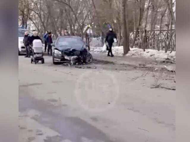 Автомобиль сбил двух пешеходов после столкновения с другой машиной на севере Москвы