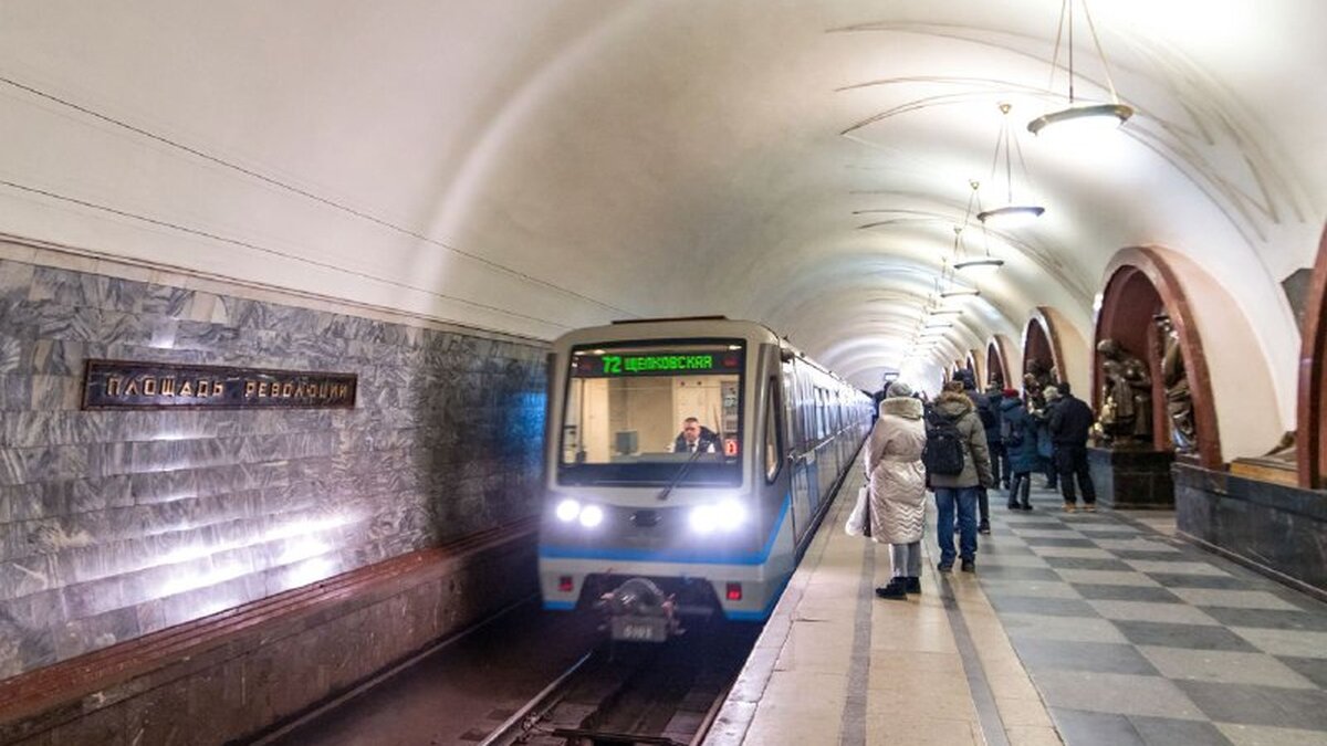 Упавший на рельсы на станции метро 