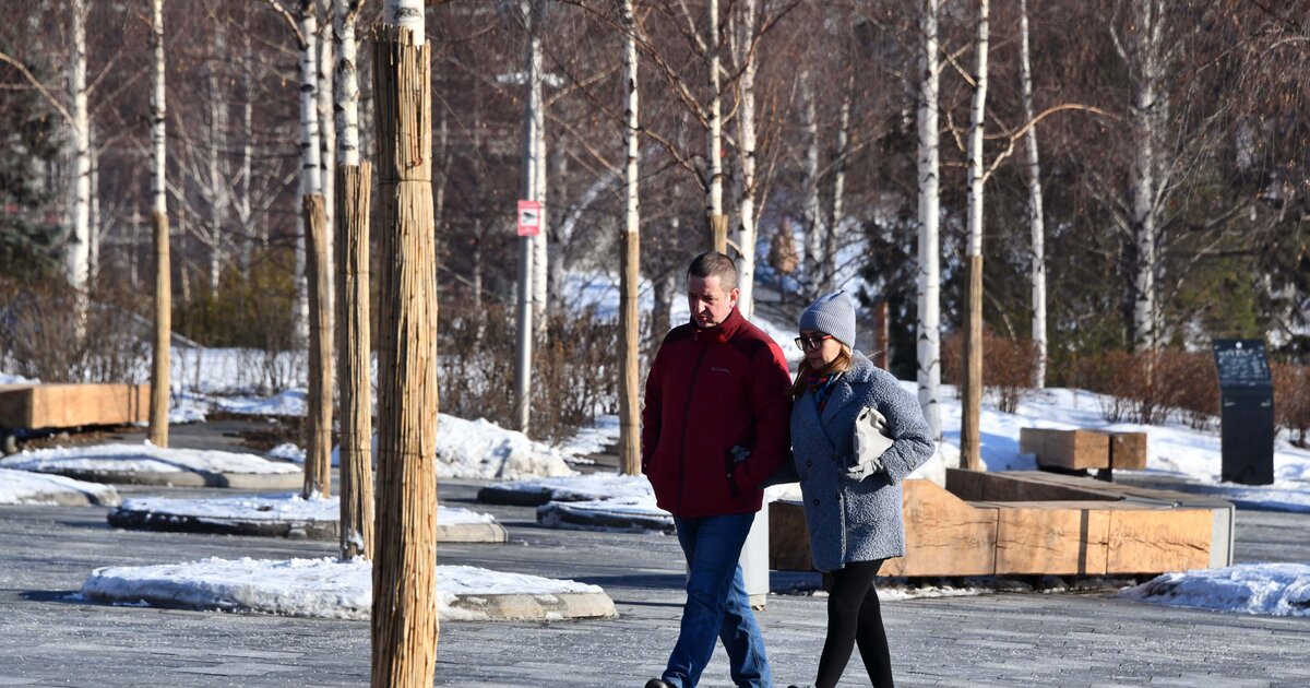 Е дейли новости. Алексей Шатнюк. Москвичам пообещали потепление. Апрельский снег в Москве. Холода в Москве март.