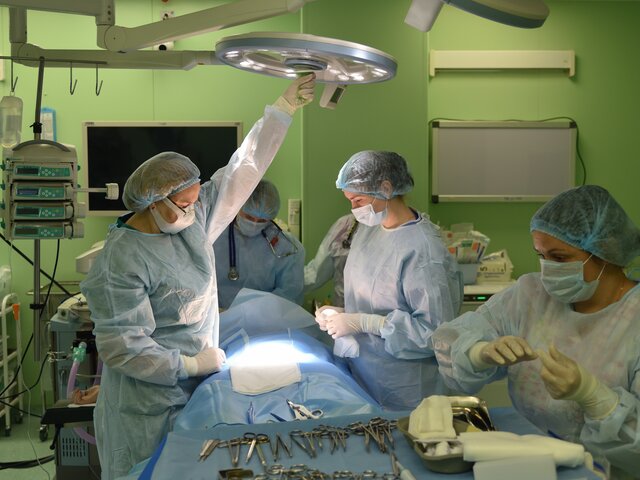 Новосибирские врачи провели уникальную операцию по удалению опухоли