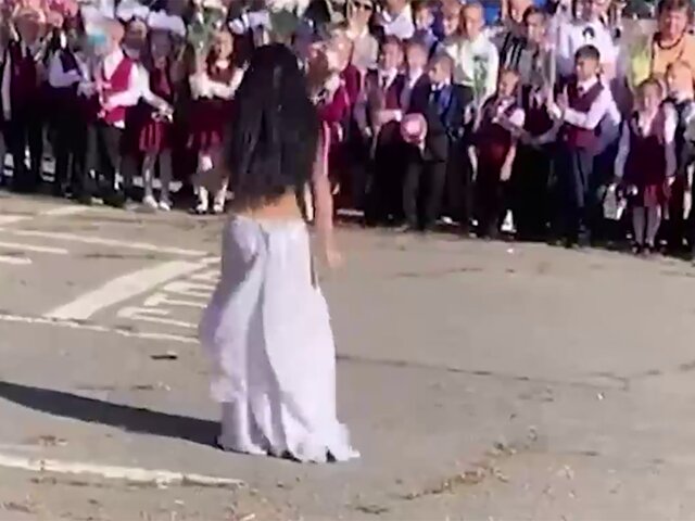 В Хабаровске директор школы уволилась после танца живота учительницы на линейке