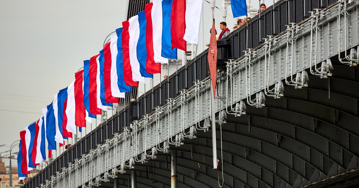 Когда в москве подняли трехцветный флаг. Украшение флагами. Российский флаг фото. Москву украшают флагами. Государственный флаг вывешивается.