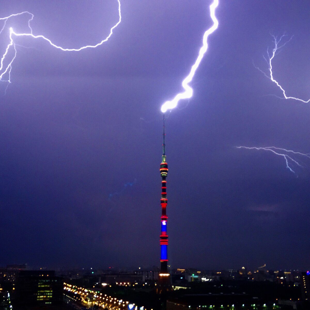 Три молнии попали в Останкинскую башню во время непогоды – Москва 24,  18.08.2021