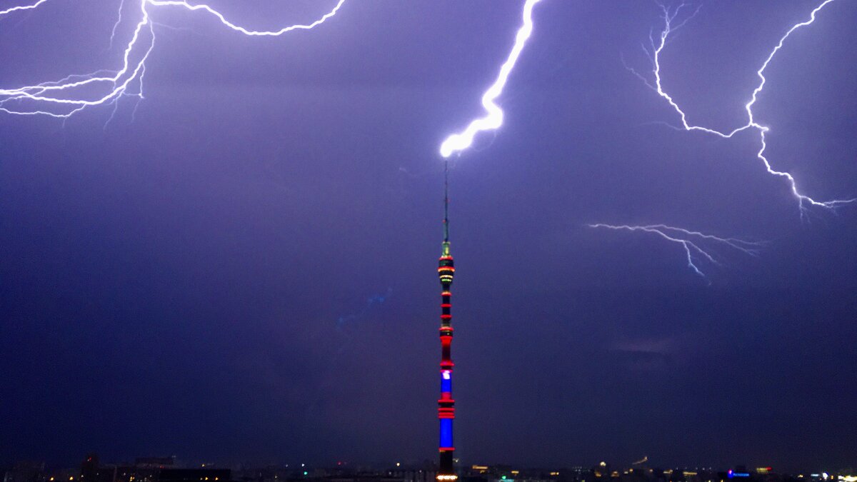 Три молнии попали в Останкинскую башню во время непогоды – Москва 24,  18.08.2021