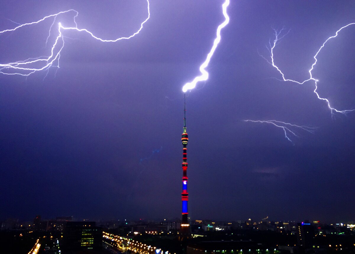 Три молнии попали в Останкинскую башню во время непогоды – Москва 24,  18.08.2021