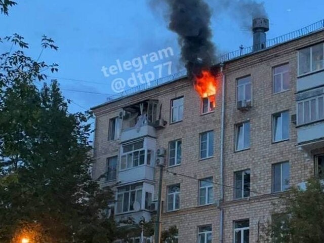 В одном из жилых домов в центре Москвы загорелась квартира