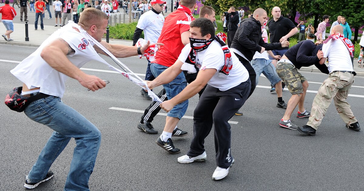 Разборки 15. Россия Польша драка фанатов евро 2012. Польша Россия 2012 евро драка. Русские фанаты в Польше.