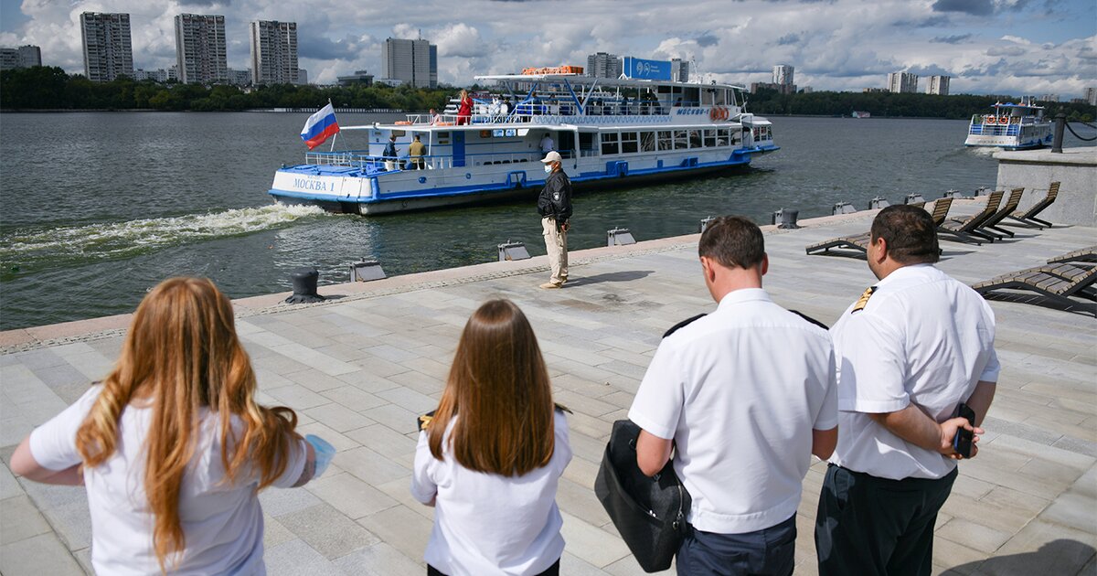 Зрители на причале. Московский университет с речного трамвайчика.