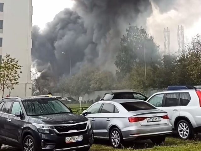 На севере Москвы горит склад на площади 300 кв метров