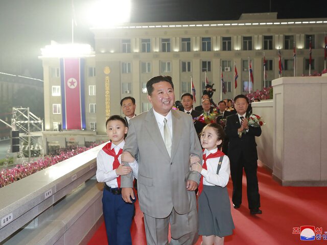 Похудевший Ким Чен Ын появился на военном параде в Пхеньяне