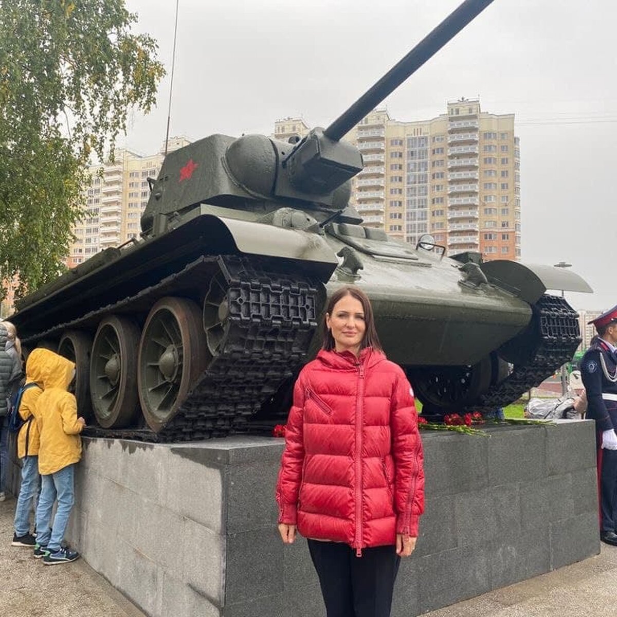 В новом Сквере Победы в Некрасовке установили на постамент танк Т-34 –  Москва 24, 11.09.2021