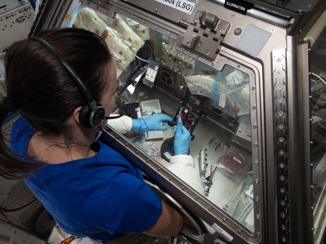 ЦУП попросил космонавтов найти источник запаха гари на МКС