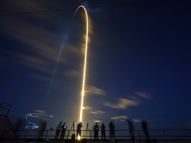 SpaceX впервые запустила в космос корабль с полностью гражданским экипажем