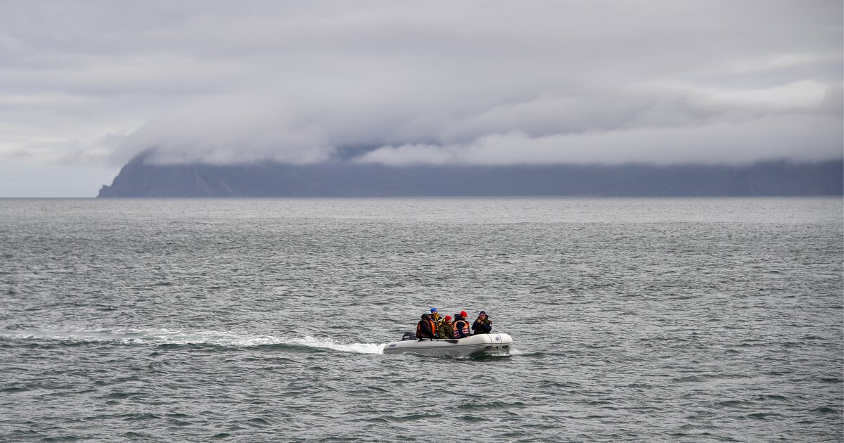 Судно на белом море 5 букв. Ныйский залив Сахалин. Мыс Перовского Охотское море. Кораблекрушение в белом море. Затопленные объекты в белом море.