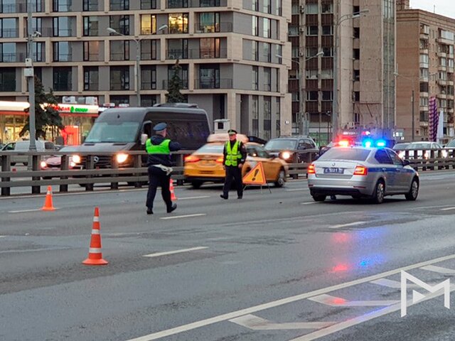 В Москве автомобиль насмерть сбил таксиста, попавшего в ДТП