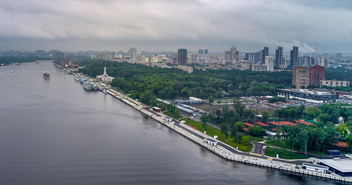 Москва оцените. Пляж на берегу Химкинского водохранилища в парке «Северное Тушино». Северный порт на берегу Химкинского водохранилища вид сверху.