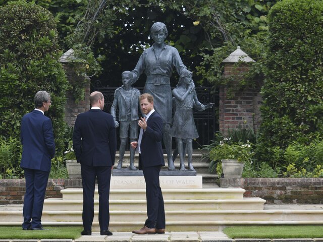 Статую принцессы Дианы в Лондоне открыли принцы Уильям и Гарри