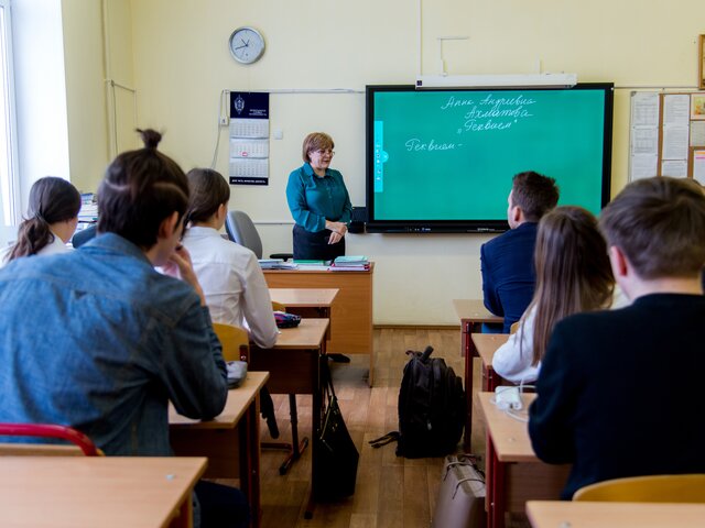 Кабмин направит более 200 млрд рублей на единовременные выплаты на школьников