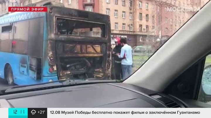 Пожар на автобусной спб. Горящий автобус Москва. В Москве загорелся автобус. Пожар в Санкт-Петербург автобус.