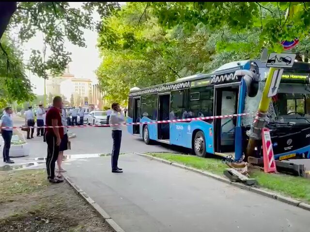 Появилось видео с места ДТП с автобусом на юго-западе Москвы
