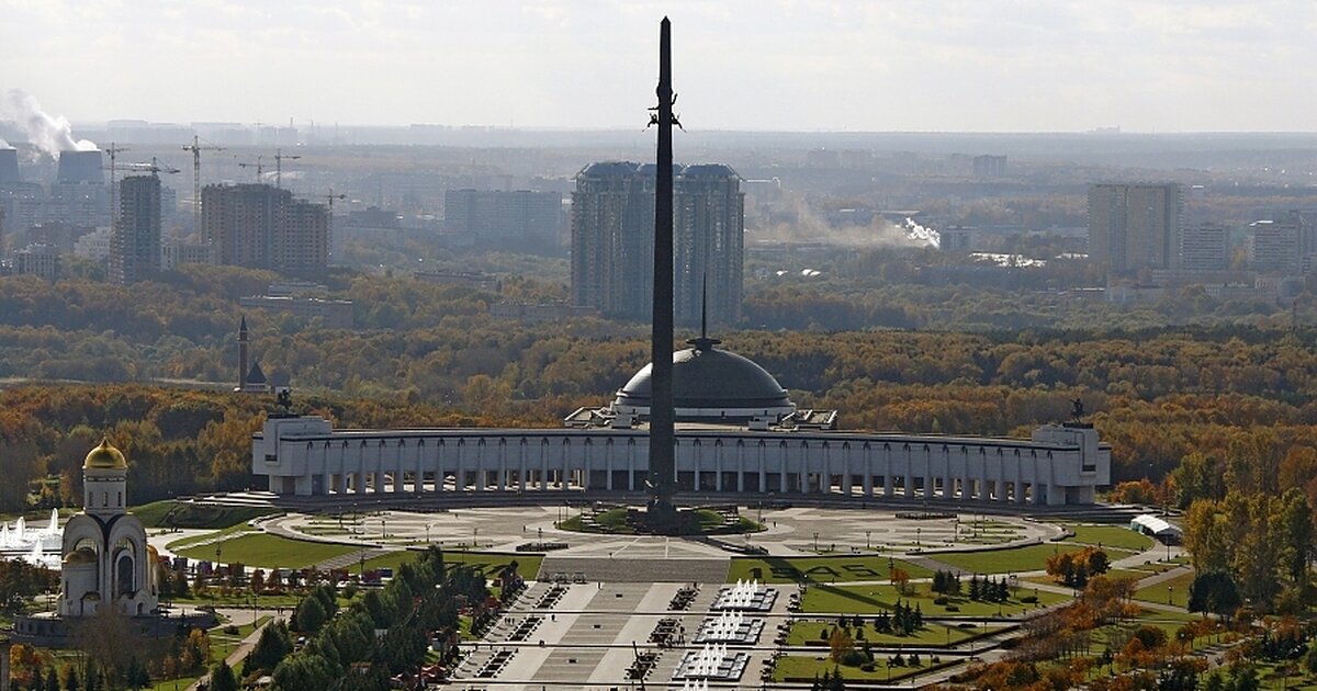 Поклонная гора в москве метро. Поклонная гора СПБ. Здание на Поклонной горе в Москве. Менора Поклонная гора. Поклонная гора фото сейчас.