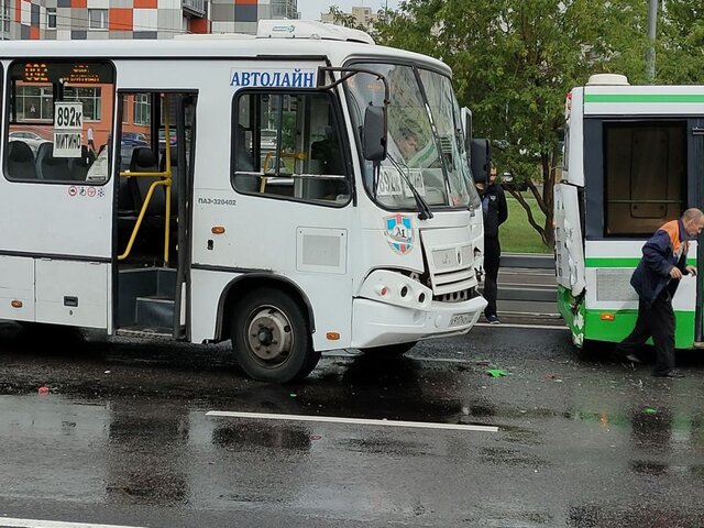 Авария с участием двух автобусов произошла на светофоре в Москве