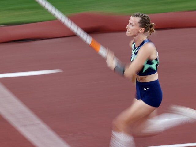 Российская легкоатлетка стала серебряным призером в прыжках с шестом на ОИ