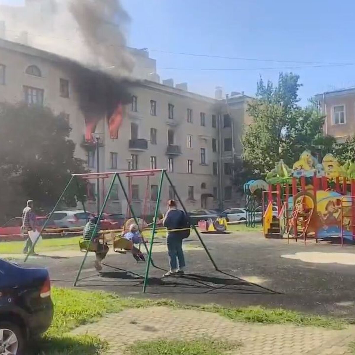 Автор видео с детьми на качелях на фоне пожара в Петербурге сделал его,  вспомнив мем – Москва 24, 05.08.2021