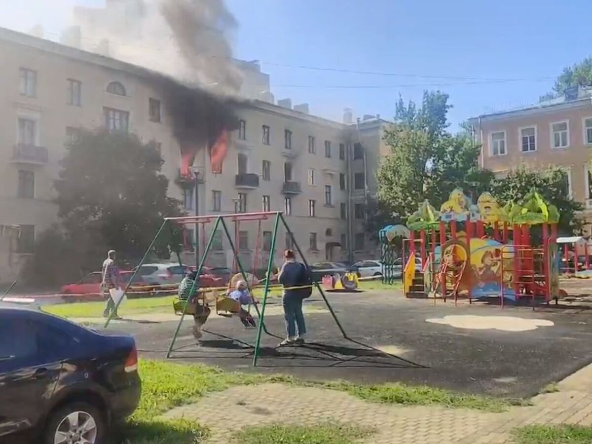 Автор видео с детьми на качелях на фоне пожара в Петербурге сделал его,  вспомнив мем – Москва 24, 05.08.2021