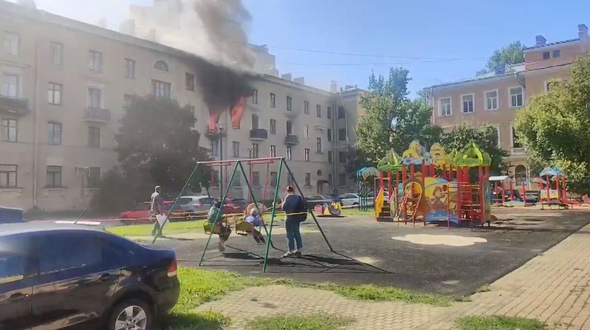 Автор видео с детьми на качелях на фоне пожара в Петербурге сделал его,  вспомнив мем – Москва 24, 05.08.2021