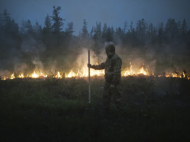 Лесной пожар подходит к еще одному поселку Якутии