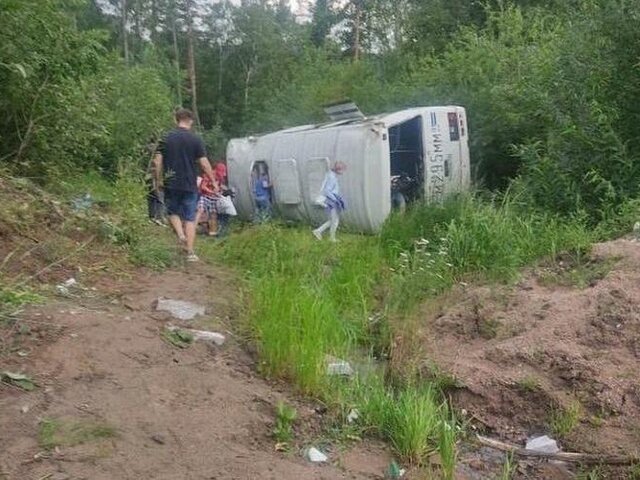 В Бурятии на перевале перевернулся автобус с 25 студентами