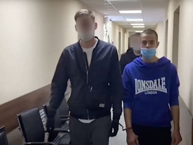 СК показал видео допроса мужчины, выбросившего сына из окна в Москве