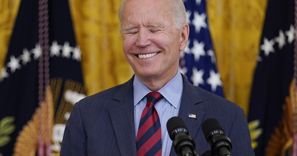 Американец миллион. Joe Biden Simpson. Байден доллар фотошоп.