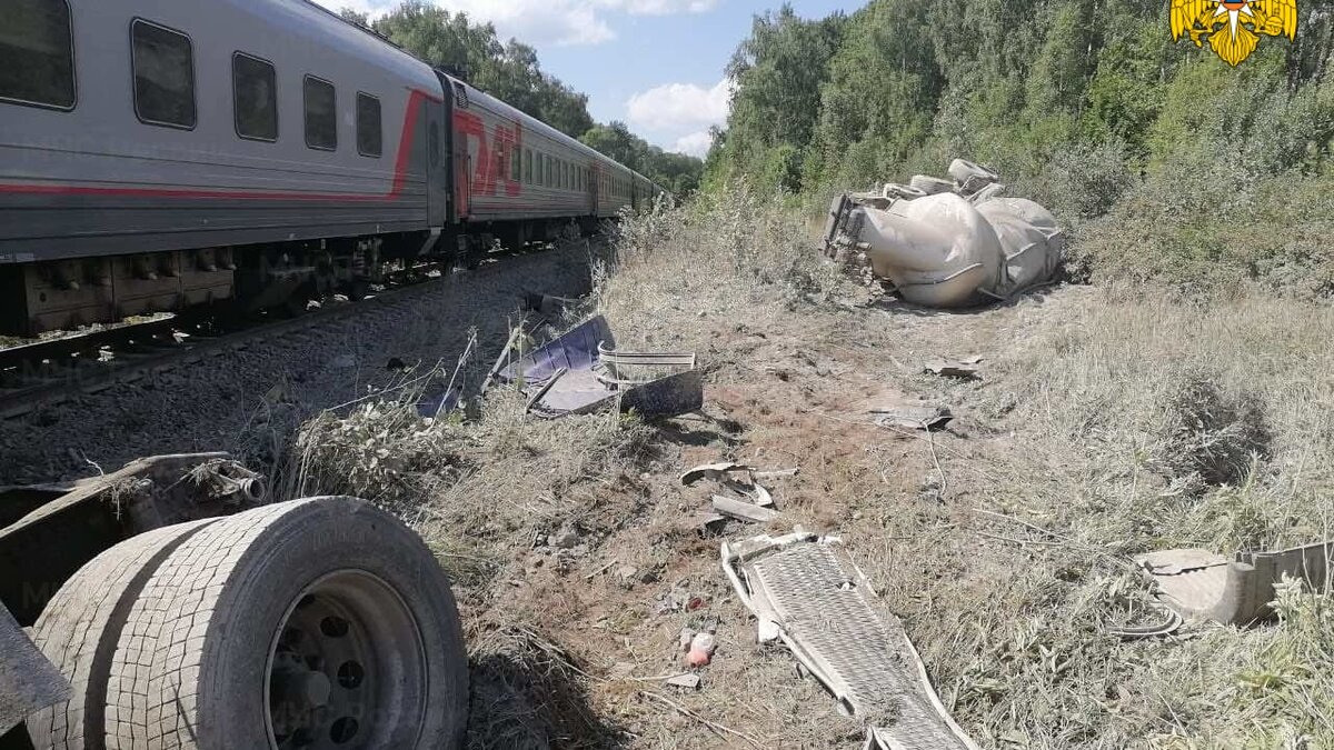 Грузовик и поезд Адлер – Москва столкнулись под Калугой – Москва 24,  31.07.2021