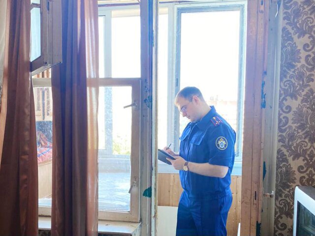СК начал проверку по факту гибели ребенка после падения из окна дома в Москве