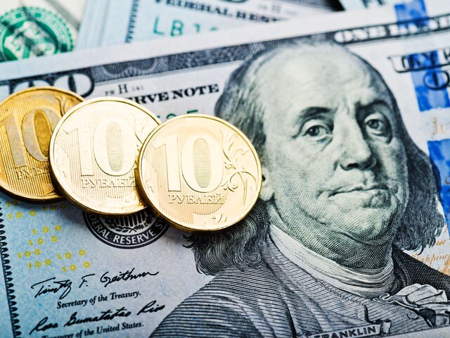 Рубль укрепился после решения избавиться от долларов в ФНБ