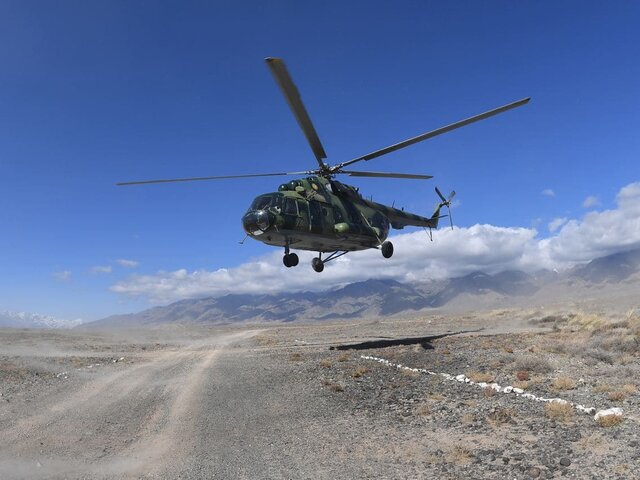 Военный вертолет СВО Киргизии аварийно сел вблизи границы с Таджикистаном