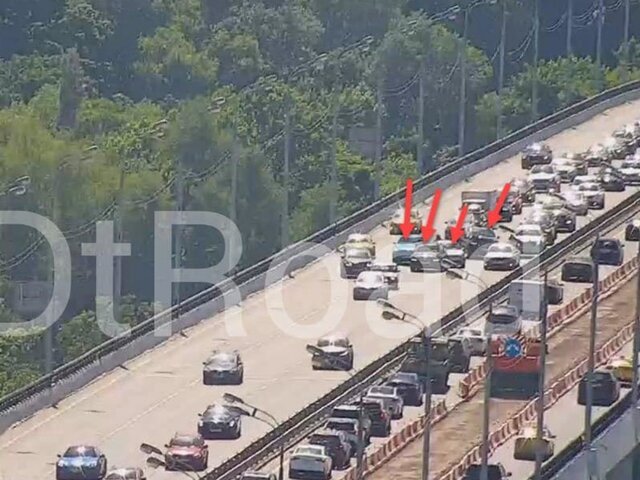 Движение на Лужнецком мосту ограничено из-за столкновения четырех машин