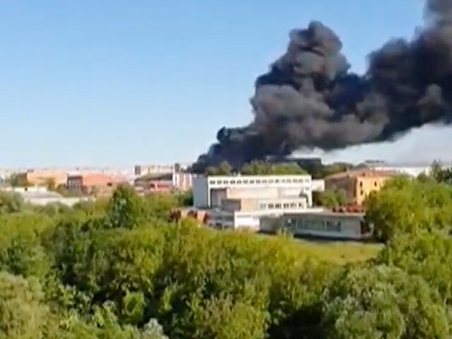 Очевидцы сообщили о пожаре на заводе в Подмосковье