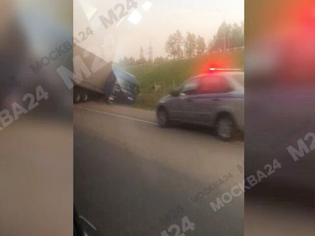 Очевидцы сообщили об аварии на трассе А-107 в Подмосковье