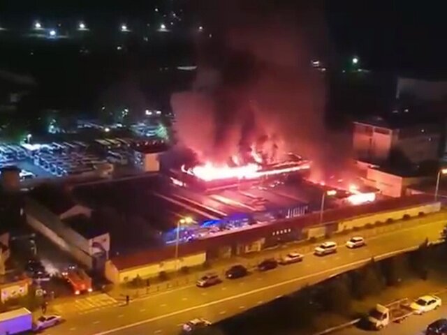 Крупный пожар произошел на строительном рынке в Сочи
